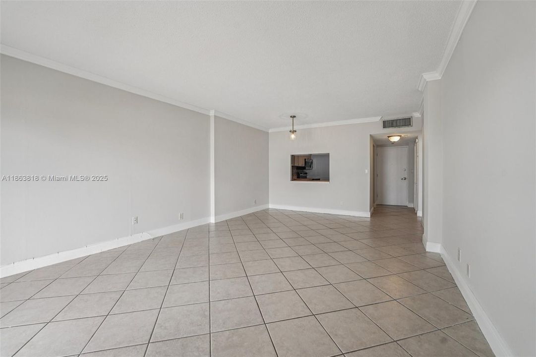 Active With Contract: $240,000 (1 beds, 1 baths, 827 Square Feet)