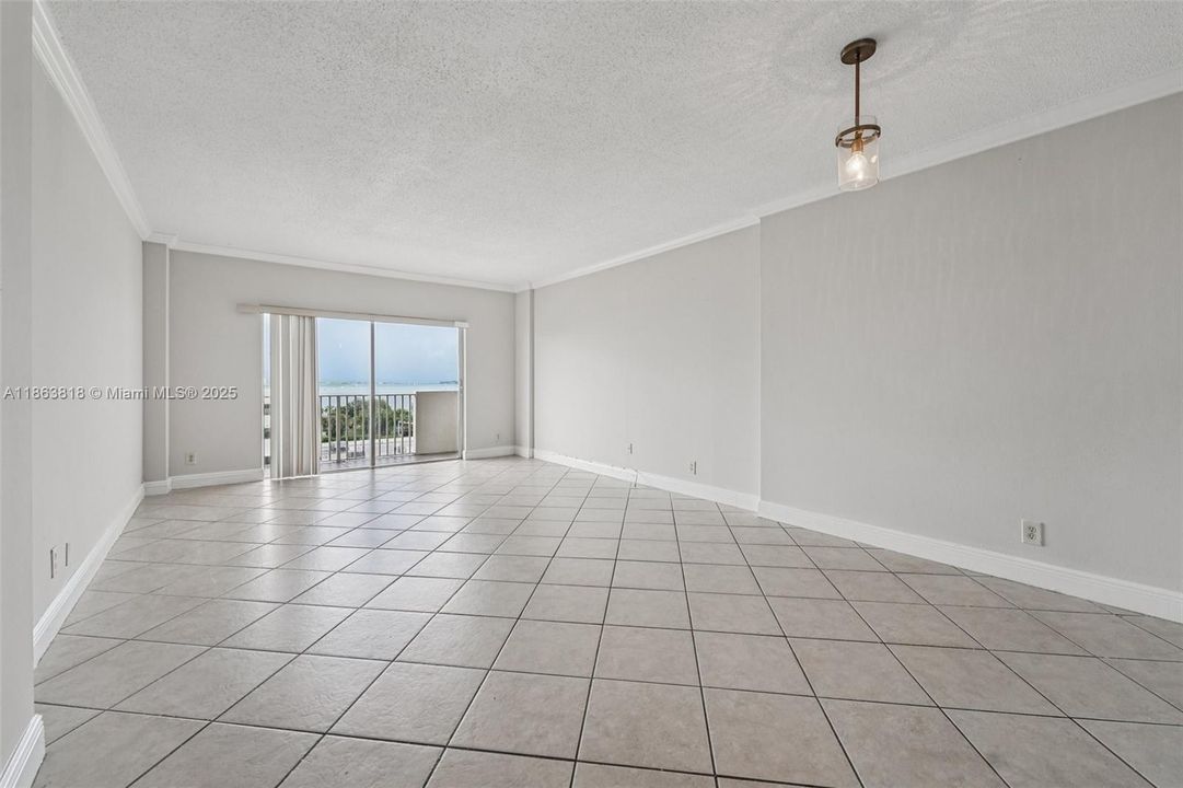 Active With Contract: $240,000 (1 beds, 1 baths, 827 Square Feet)