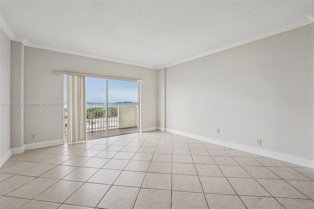 Active With Contract: $240,000 (1 beds, 1 baths, 827 Square Feet)