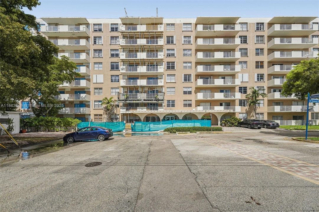 Active With Contract: $240,000 (1 beds, 1 baths, 827 Square Feet)