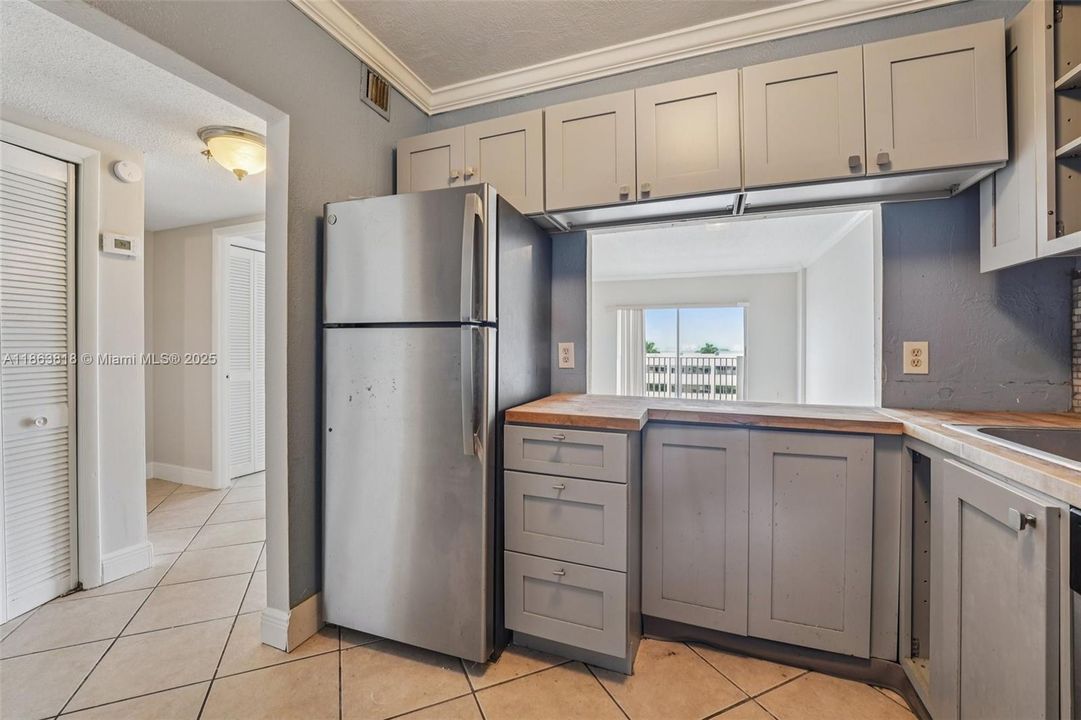Active With Contract: $240,000 (1 beds, 1 baths, 827 Square Feet)