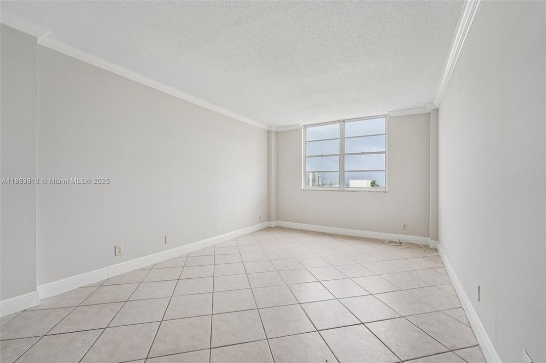 Active With Contract: $240,000 (1 beds, 1 baths, 827 Square Feet)
