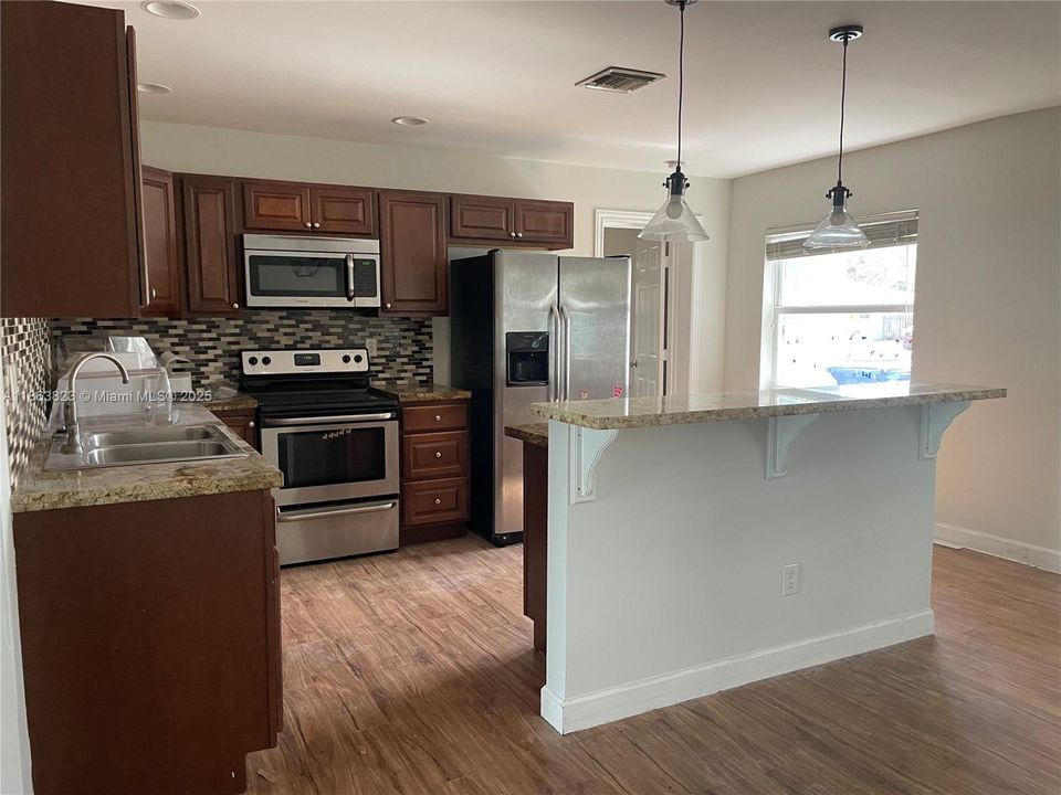 Под контрактом: $2,500 (3 спален, 2 ванн, 3162 Квадратных фут)