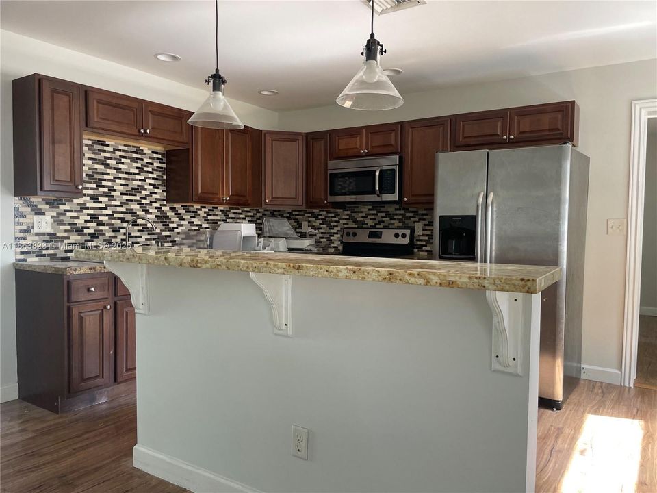 Под контрактом: $2,500 (3 спален, 2 ванн, 3162 Квадратных фут)