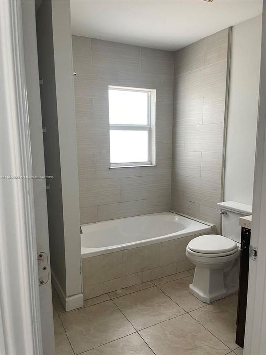 Под контрактом: $2,500 (3 спален, 2 ванн, 3162 Квадратных фут)