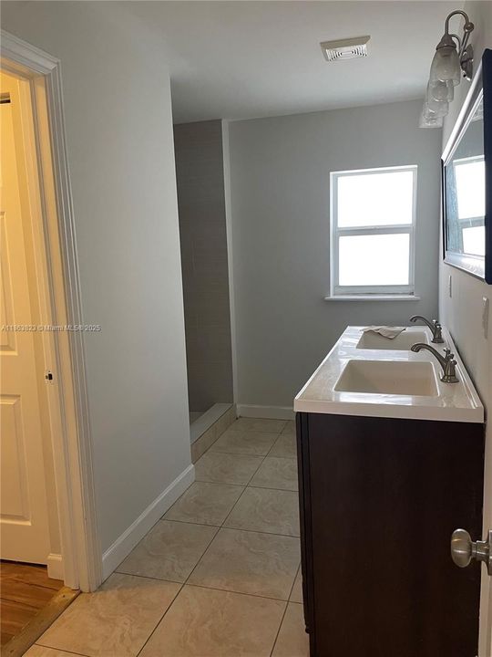 Под контрактом: $2,500 (3 спален, 2 ванн, 3162 Квадратных фут)