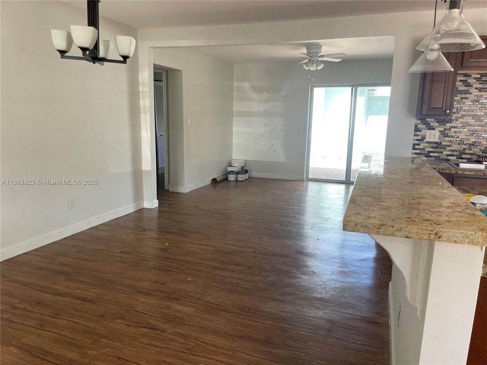 Под контрактом: $2,500 (3 спален, 2 ванн, 3162 Квадратных фут)