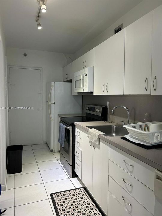 待售: $399,000 (0 贝兹, 1 浴室, 530 平方英尺)