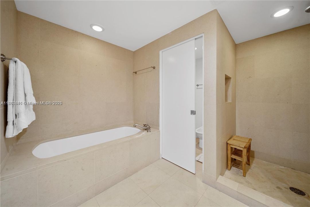For Sale: $2,190,000 (2 beds, 2 baths, 1290 Square Feet)