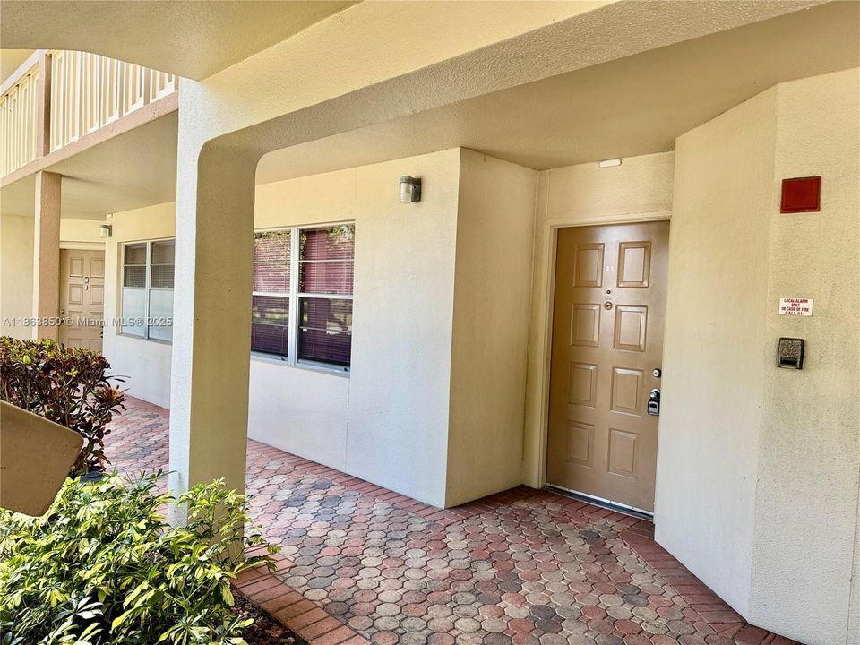 Active With Contract: $2,000 (2 beds, 2 baths, 1157 Square Feet)