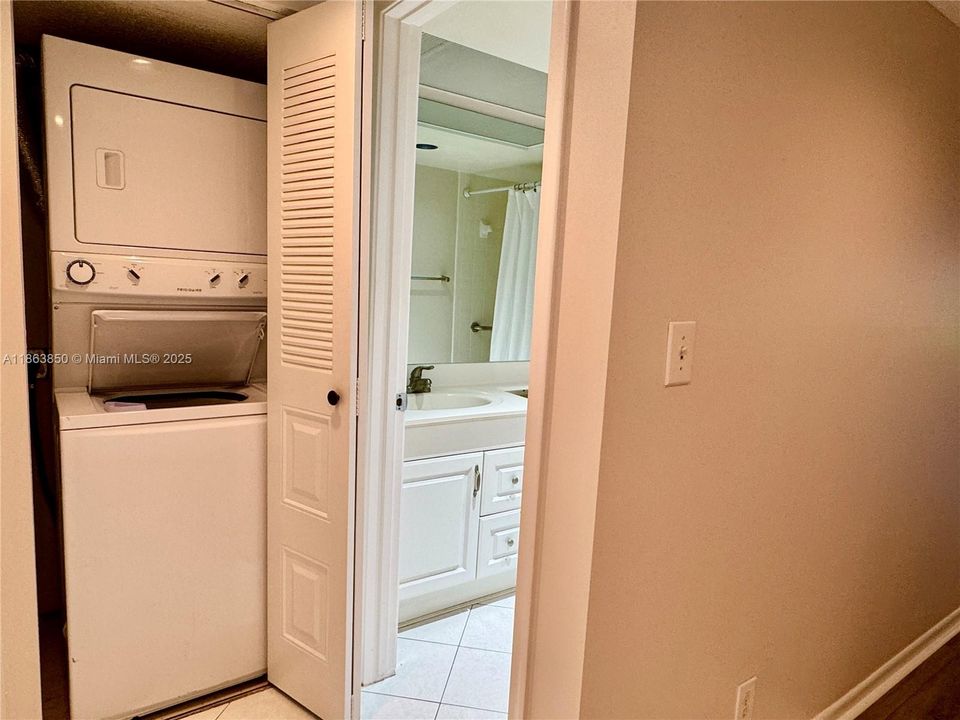 Active With Contract: $2,000 (2 beds, 2 baths, 1157 Square Feet)