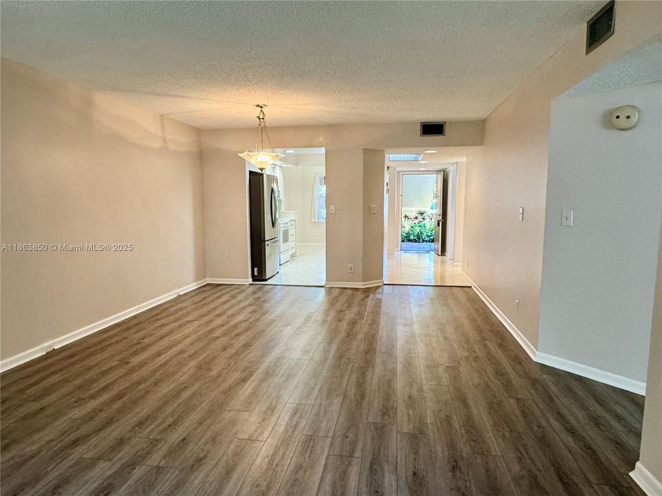 Active With Contract: $2,000 (2 beds, 2 baths, 1157 Square Feet)