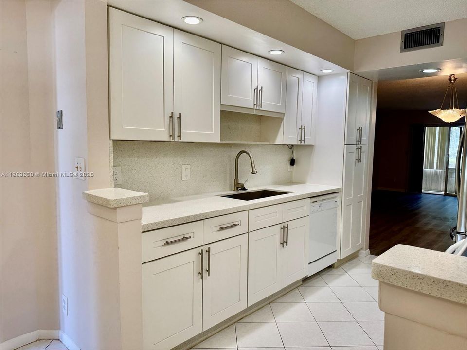 Active With Contract: $2,000 (2 beds, 2 baths, 1157 Square Feet)