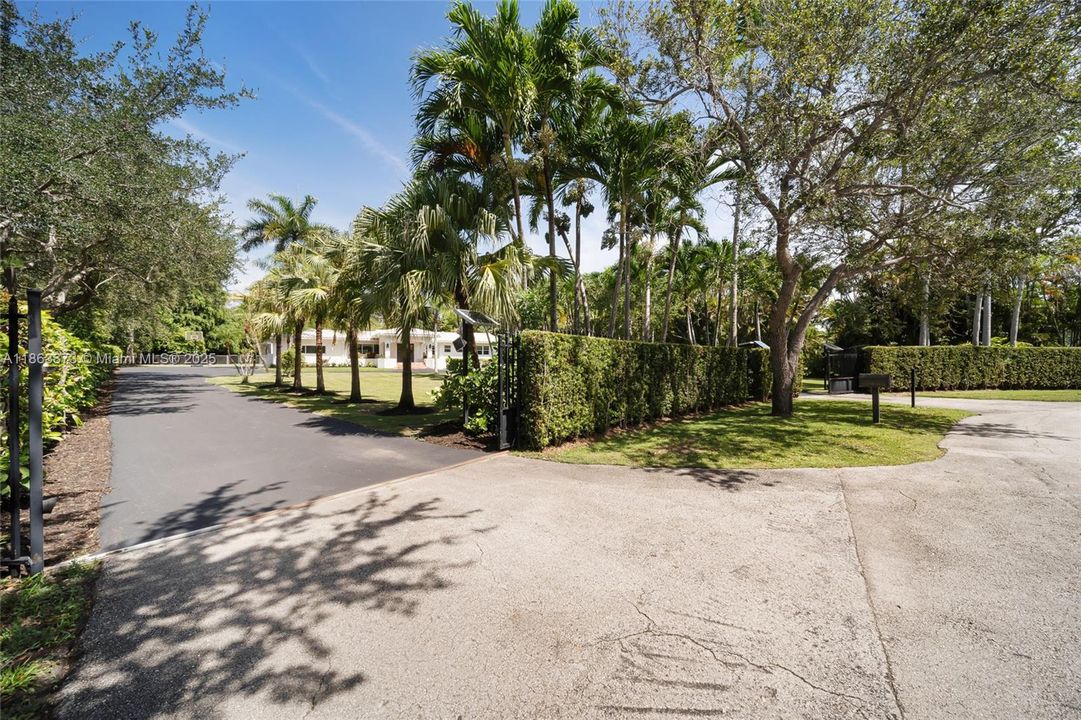 For Sale: $3,990,000 (5 beds, 5 baths, 4161 Square Feet)