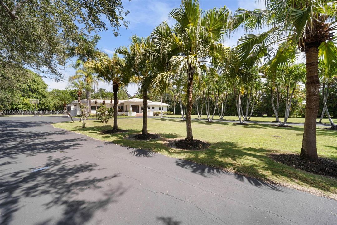 For Sale: $3,990,000 (5 beds, 5 baths, 4161 Square Feet)