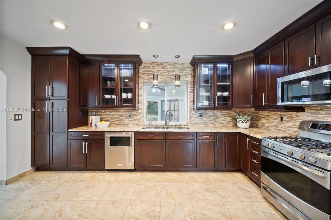 For Sale: $3,990,000 (5 beds, 5 baths, 4161 Square Feet)