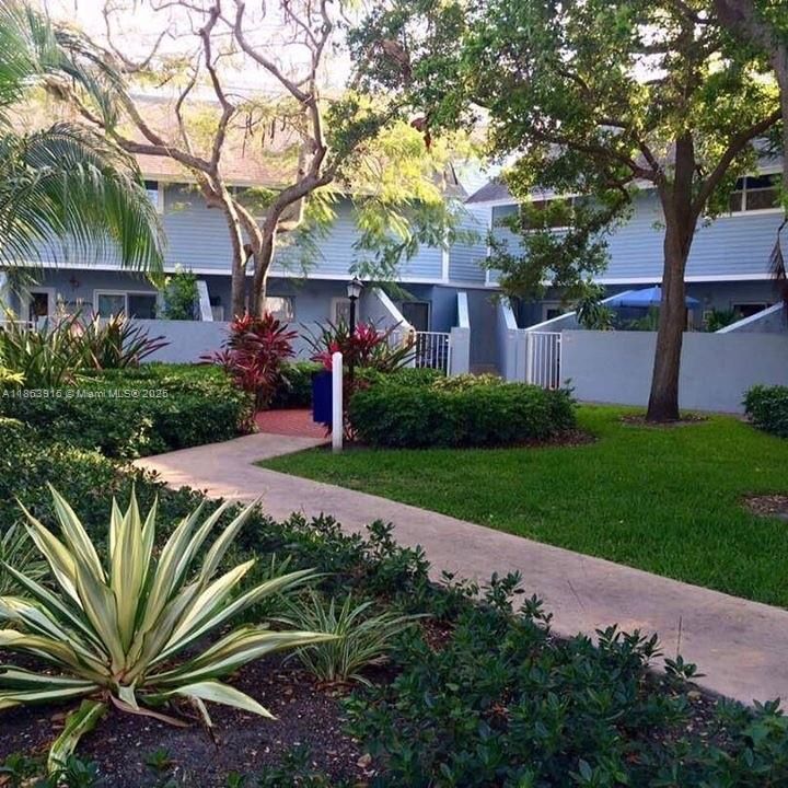 For Rent: $3,000 (1 beds, 1 baths, 776 Square Feet)