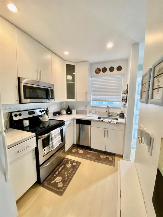 For Rent: $3,000 (1 beds, 1 baths, 776 Square Feet)