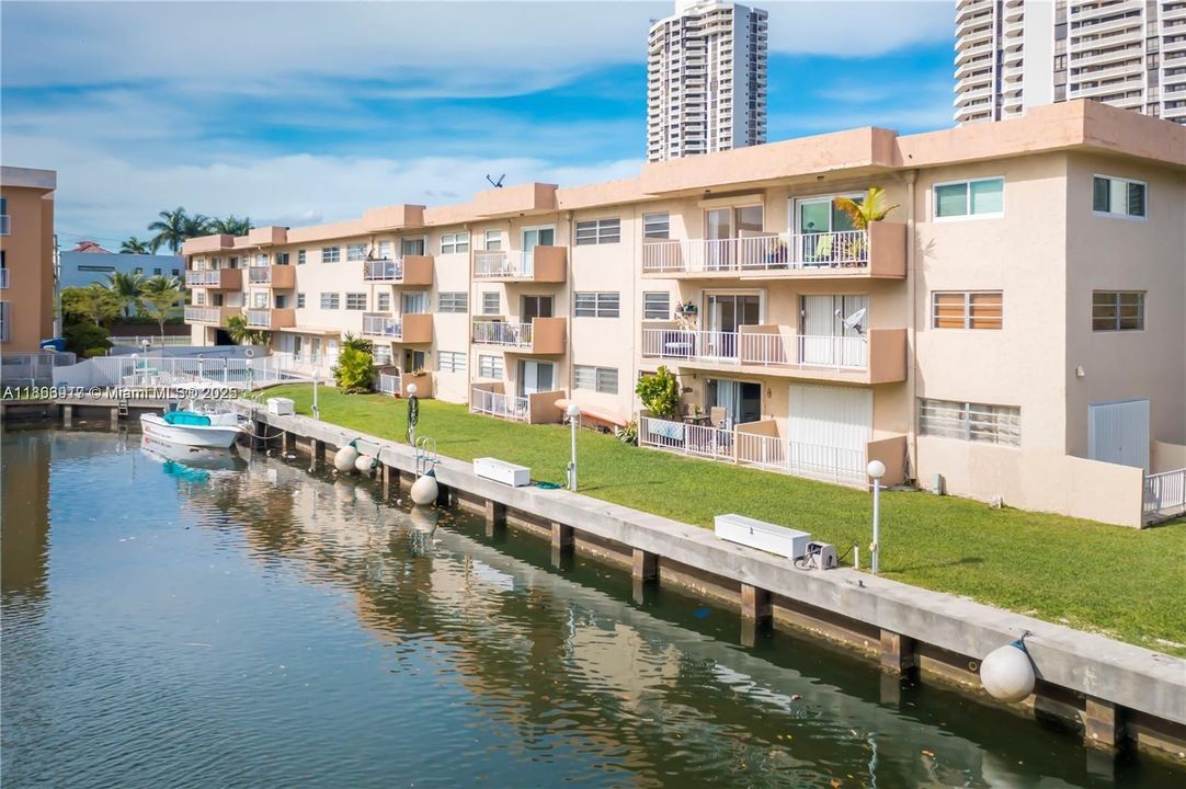 Под контрактом: $245,000 (2 спален, 2 ванн, 847 Квадратных фут)