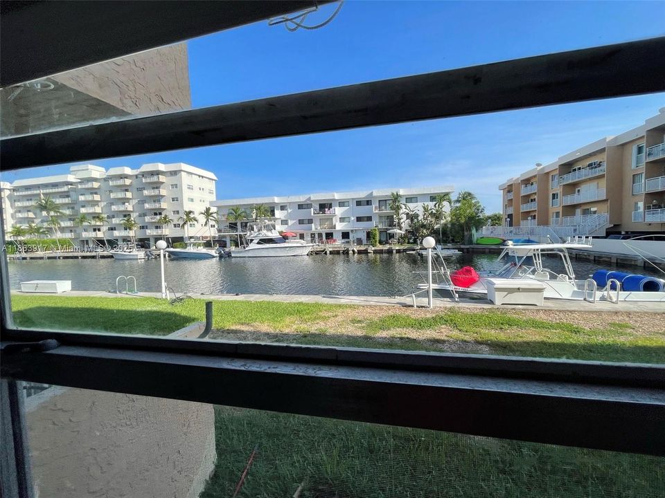 Под контрактом: $245,000 (2 спален, 2 ванн, 847 Квадратных фут)