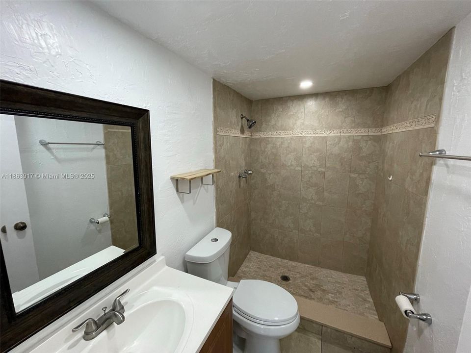 Под контрактом: $245,000 (2 спален, 2 ванн, 847 Квадратных фут)