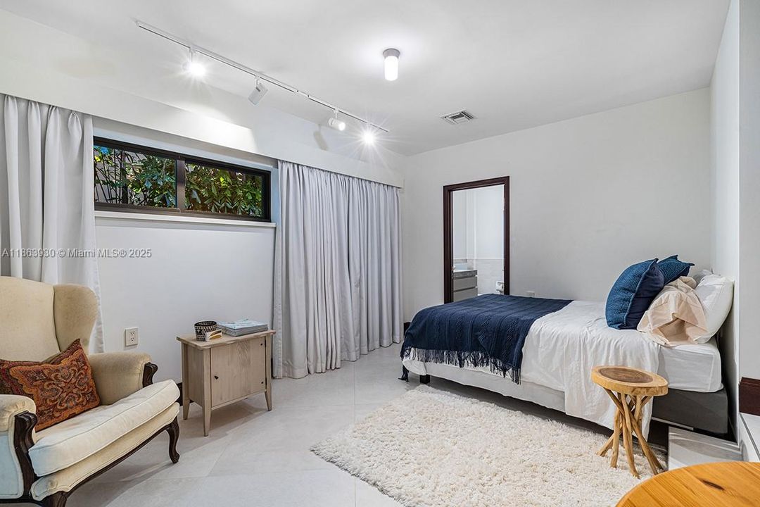 Active With Contract: $45,000 (5 beds, 6 baths, 5848 Square Feet)