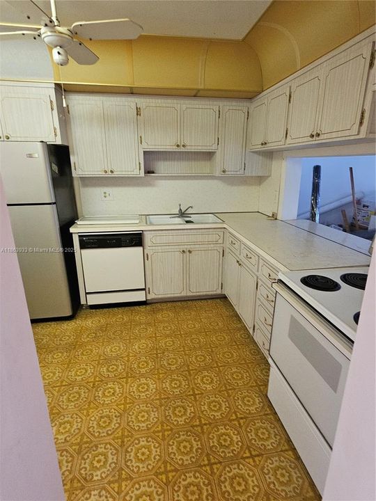 待售: $127,000 (2 贝兹, 1 浴室, 935 平方英尺)