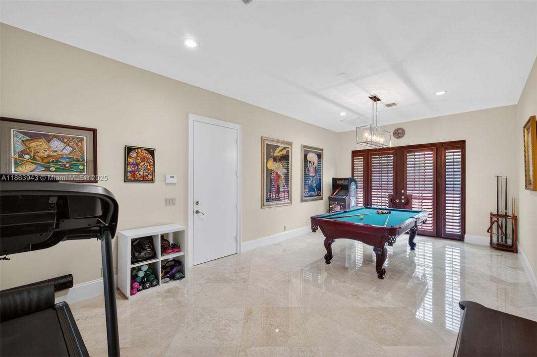 Spacious game room, ideal for gatherings and endless entertainment.