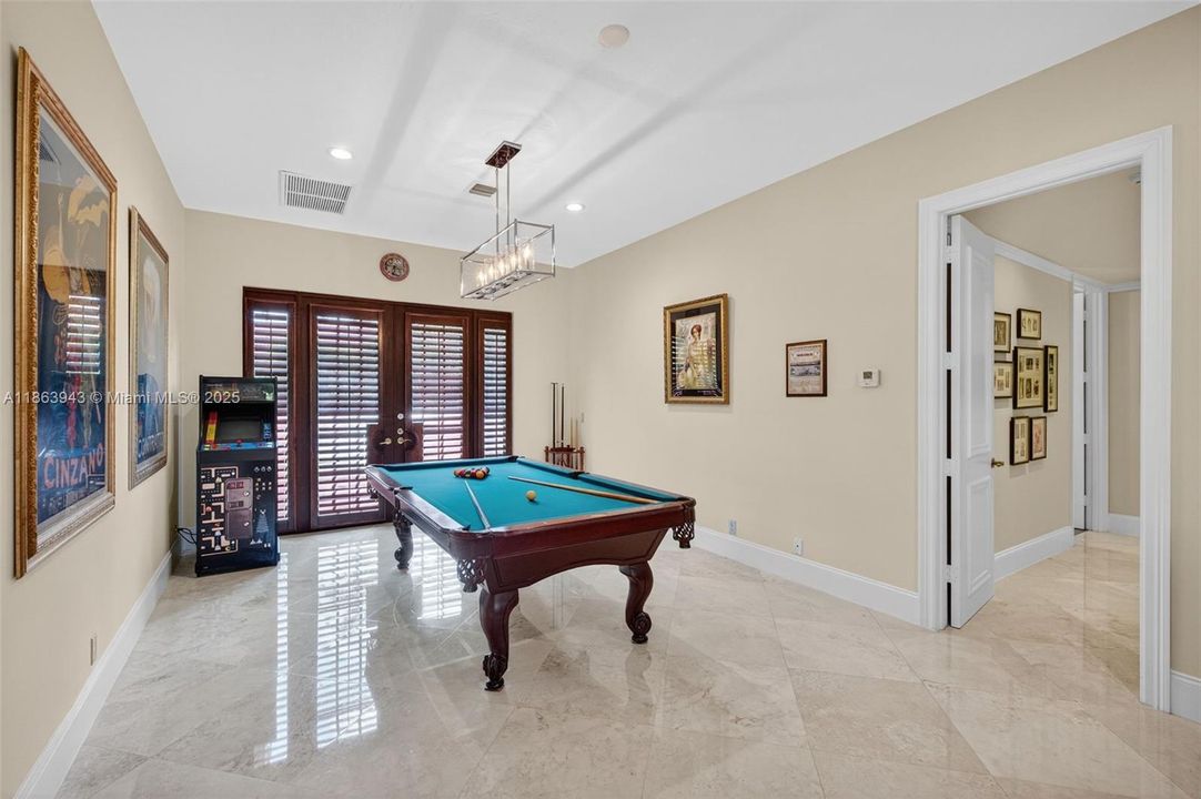 Spacious game room, ideal for gatherings and endless entertainment.