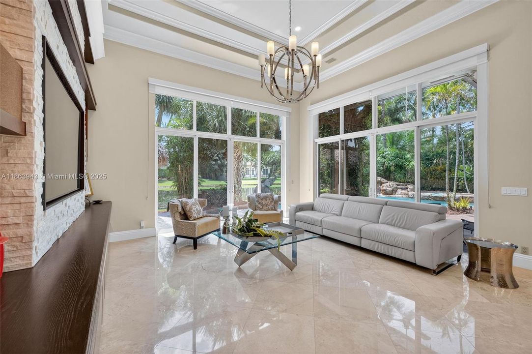 En Venta: $2,395,000 (5 camas, 4 baños, 4460 Pies cuadrados)