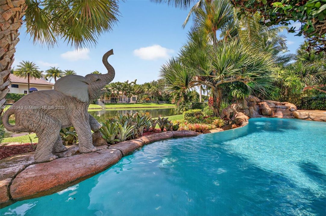 Custom whimsical safari animal sculptures - lovely tropical feeling