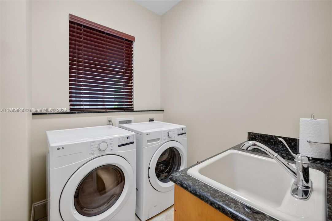 Laundry room w/ tub sink