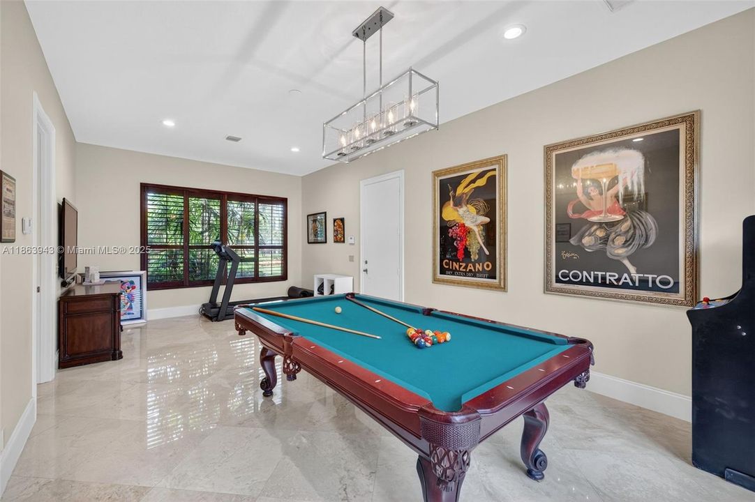 Spacious game room, ideal for gatherings and endless entertainment.