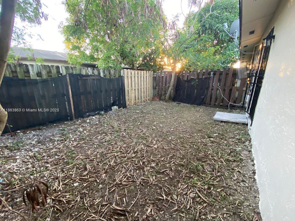 合同活跃: $234,900 (2 贝兹, 1 浴室, 920 平方英尺)