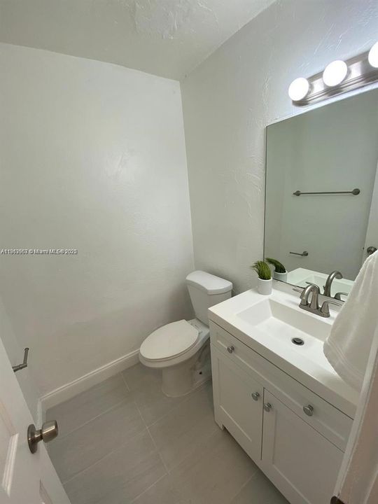 合同活跃: $234,900 (2 贝兹, 1 浴室, 920 平方英尺)