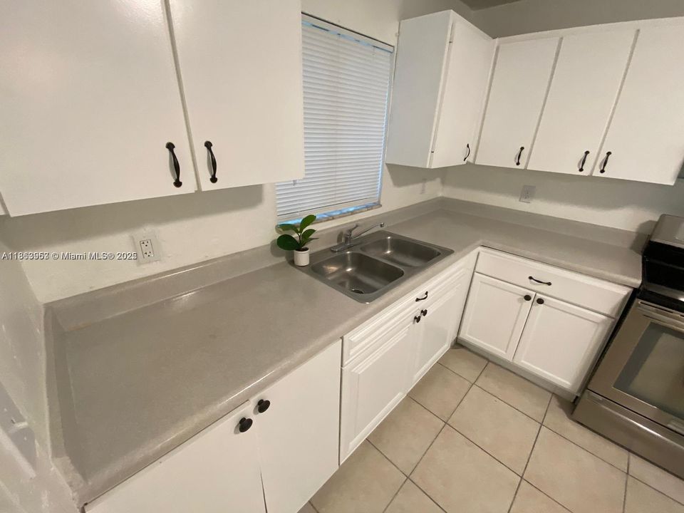 合同活跃: $234,900 (2 贝兹, 1 浴室, 920 平方英尺)