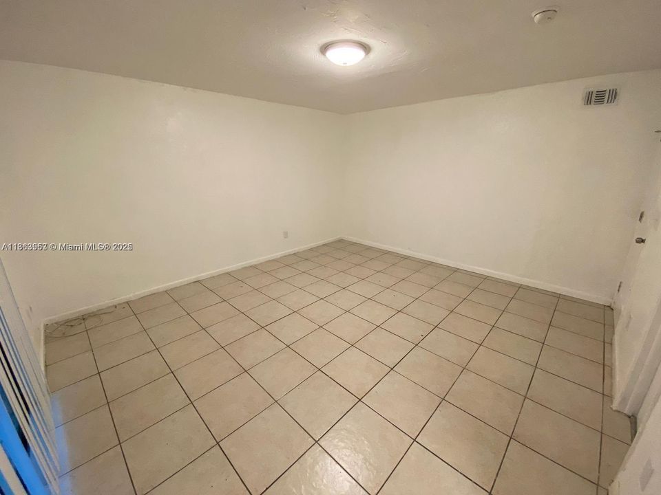 合同活跃: $234,900 (2 贝兹, 1 浴室, 920 平方英尺)