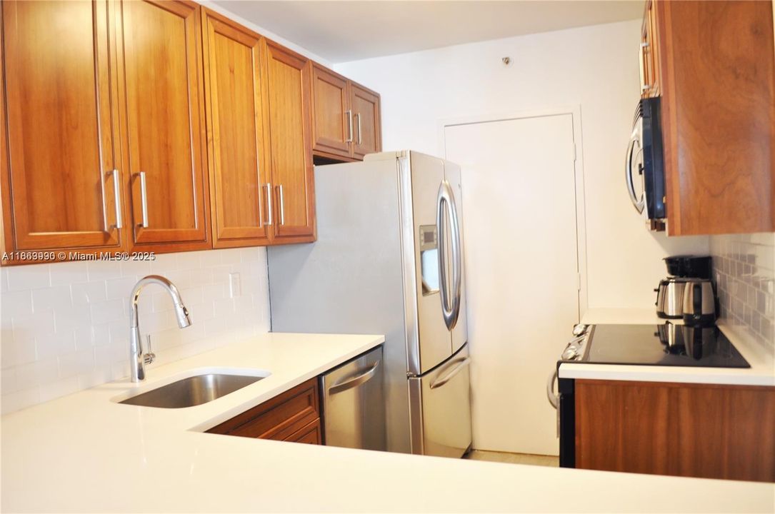 For Sale: $590,000 (1 beds, 1 baths, 675 Square Feet)