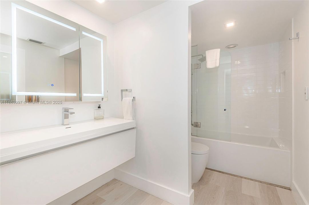For Sale: $1,695,000 (1 beds, 2 baths, 960 Square Feet)
