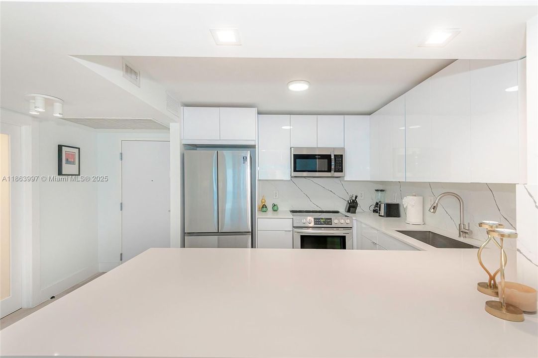 For Sale: $1,695,000 (1 beds, 2 baths, 960 Square Feet)