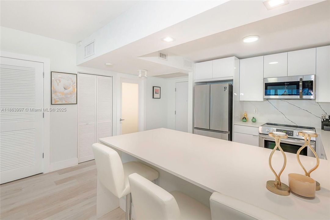 For Sale: $1,695,000 (1 beds, 2 baths, 960 Square Feet)