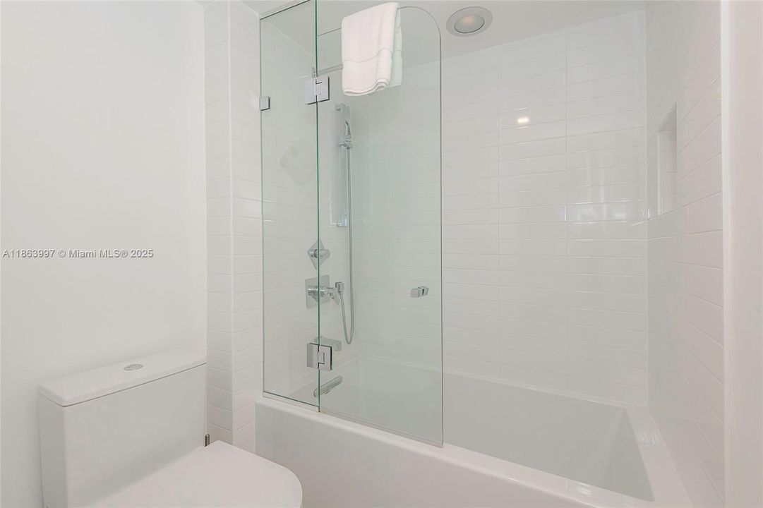 For Sale: $1,695,000 (1 beds, 2 baths, 960 Square Feet)