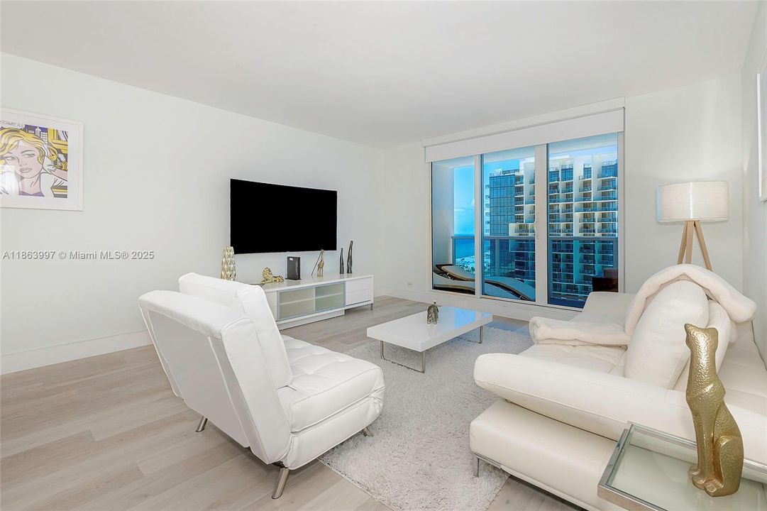 For Sale: $1,695,000 (1 beds, 2 baths, 960 Square Feet)