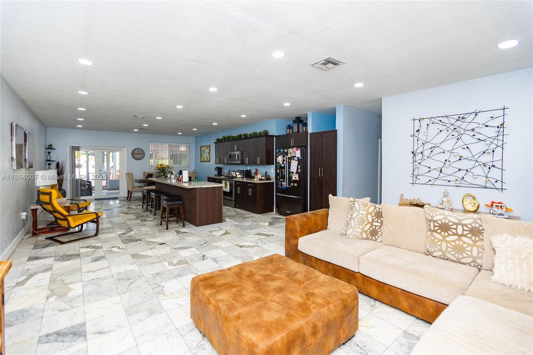 待售: $1,050,000 (3 贝兹, 2 浴室, 1681 平方英尺)