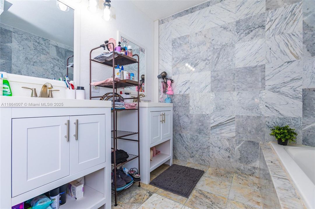 待售: $1,050,000 (3 贝兹, 2 浴室, 1681 平方英尺)