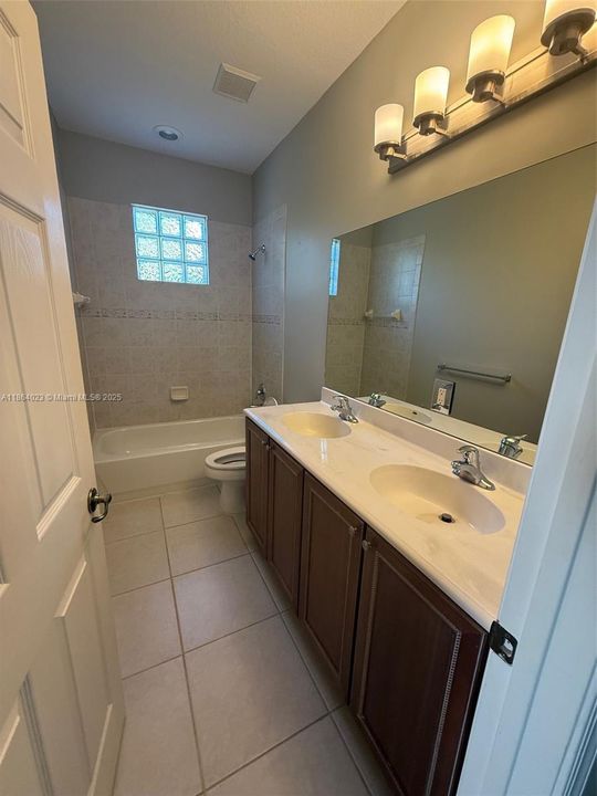 最近售出: $634,900 (5 贝兹, 3 浴室, 3119 平方英尺)