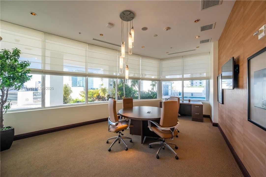 Active With Contract: $2,500 (1 beds, 1 baths, 607 Square Feet)