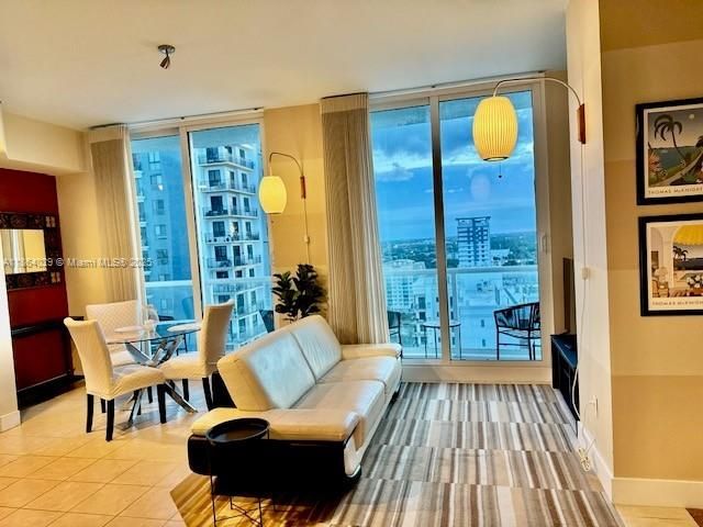 Active With Contract: $2,500 (1 beds, 1 baths, 607 Square Feet)