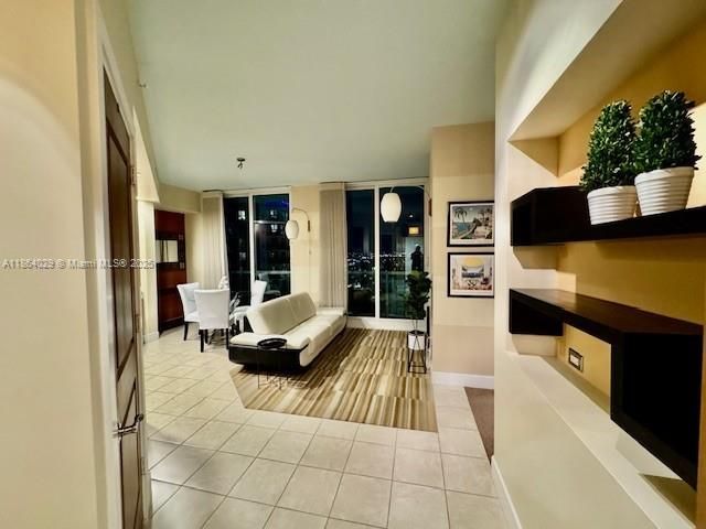 Active With Contract: $2,500 (1 beds, 1 baths, 607 Square Feet)