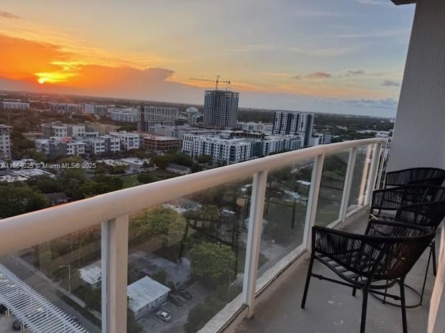 Active With Contract: $2,500 (1 beds, 1 baths, 607 Square Feet)